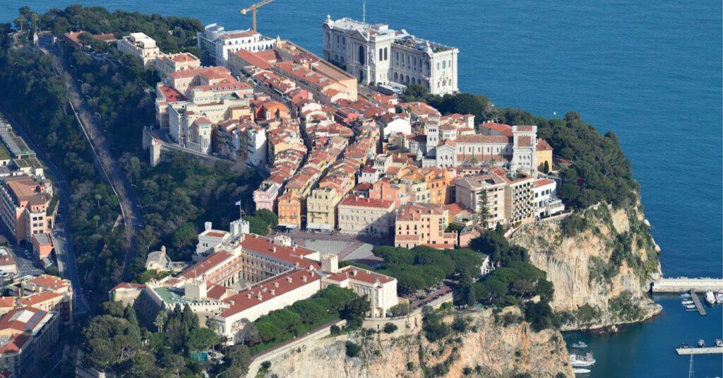 découvrez l'univers fascinant des monégasques, entre traditions, culture et l'art de vivre à monaco. plongez dans l'histoire de ce peuple authentique et explorez leur héritage unique au cœur de la principauté.