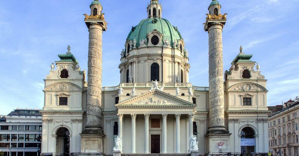 découvrez l'architecture majestueuse des cathédrales, symbole de foi et d'histoire. plongez dans la beauté de ces édifices sacrés, où chaque détail raconte une histoire unique à travers les âges.