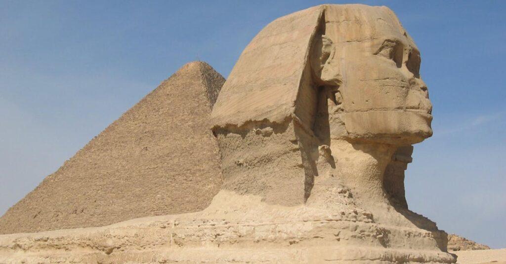 découvrez les mystères des pyramides, ces monuments emblématiques de l'égypte ancienne. explorez leur histoire fascinante, leur architecture impressionnante et les légendes qui les entourent.