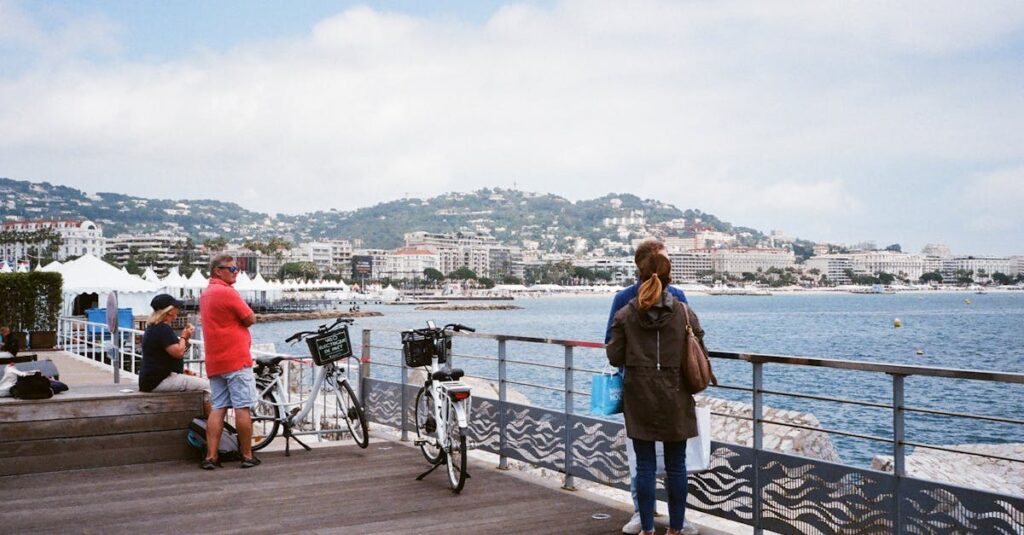 découvrez cannes, la célèbre ville de la côte d'azur, célèbre pour son festival du film, ses plages ensoleillées et sa promenade glamour. plongez dans l'élégance française et explorez les boutiques de luxe, les restaurants gastronomiques et la beauté de la méditerranée.