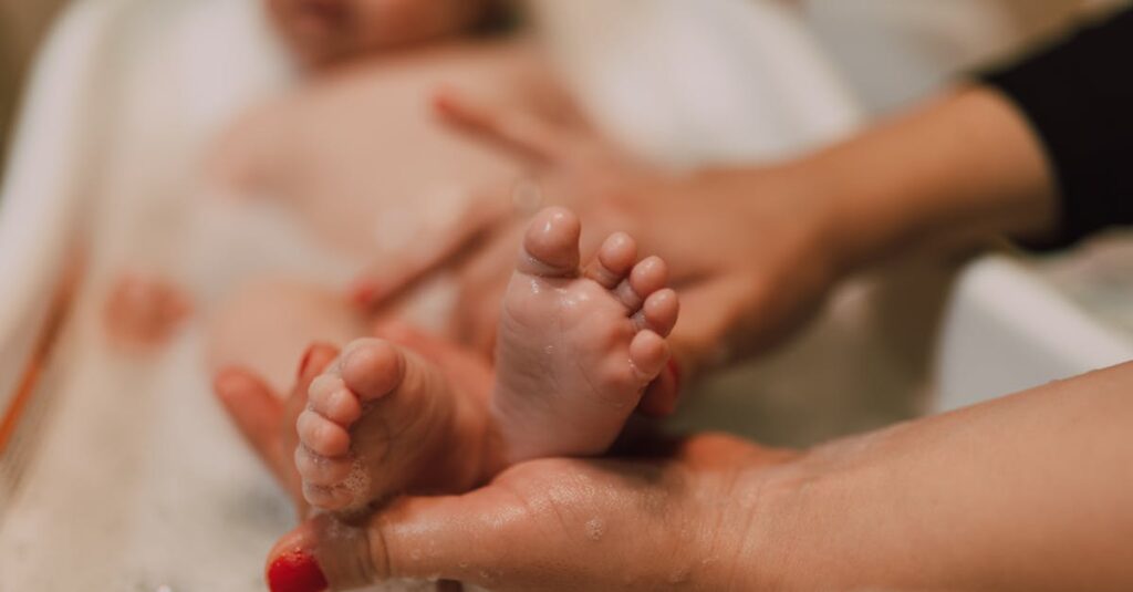 découvrez les bienfaits relaxants et apaisants d'un bain de pieds. profitez d'une expérience revitalisante qui soulage la fatigue et revitalise vos pieds grâce à des recettes naturelles et des conseils pratiques.