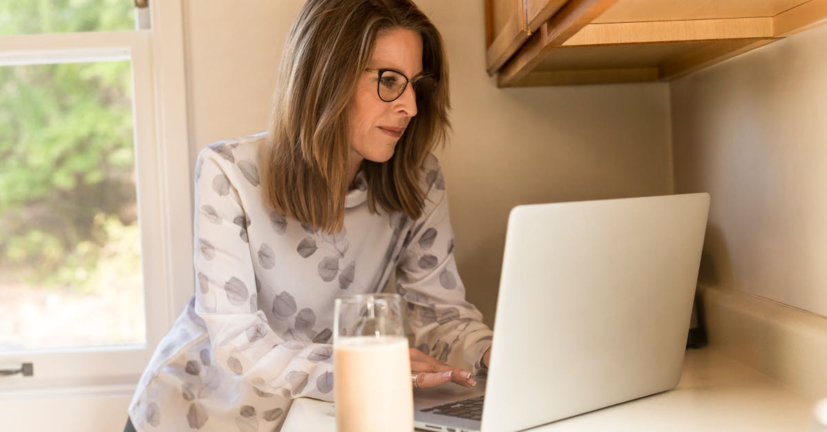découvrez les bienfaits du lait, une source essentielle de calcium et de nutriments. apprenez-en plus sur ses variétés, ses usages en cuisine et ses valeurs nutritionnelles. le lait, un indispensable pour une alimentation saine et équilibrée.