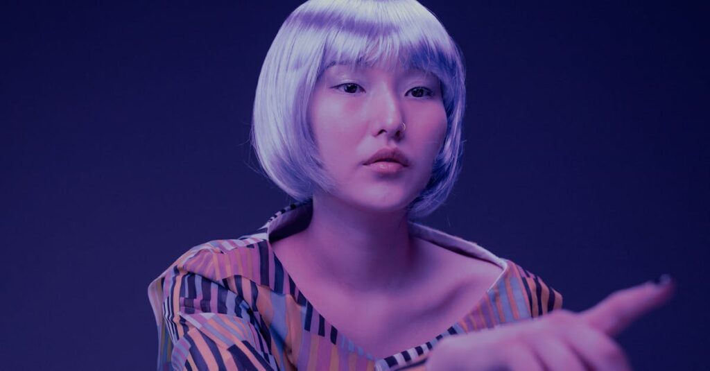 découvrez le court coiffeur en couches, une coupe moderne et tendance qui ajoute volume et mouvement à vos cheveux. idéale pour mettre en valeur votre visage et s'adapter à tous les styles, elle est parfaite pour celles qui recherchent un look frais et contemporain.