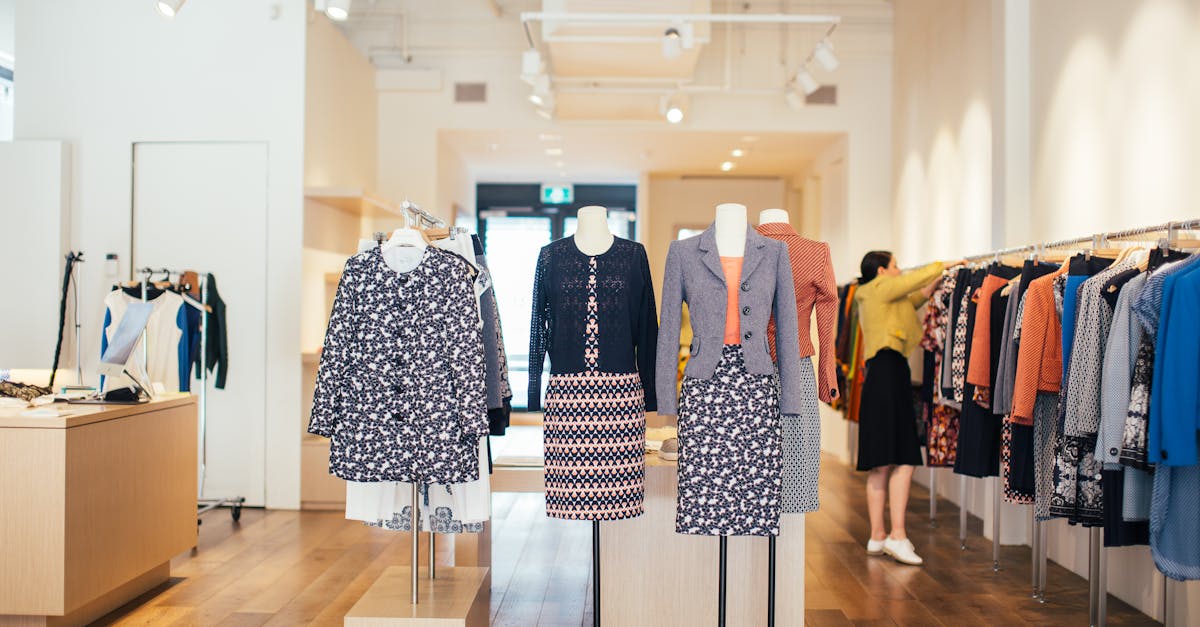 découvrez les dernières tendances de la mode pour rester chic et à la pointe des styles. explorez notre sélection des must-have de la saison et inspirez-vous des looks incontournables qui font fureur cette année.