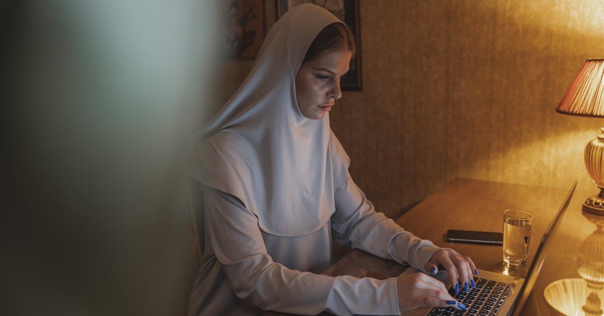 découvrez les avantages et les défis du travail à distance. apprenez comment optimiser votre productivité, maintenir un équilibre vie professionnelle-vie privée et rester connecté avec vos collègues tout en travaillant depuis chez vous.