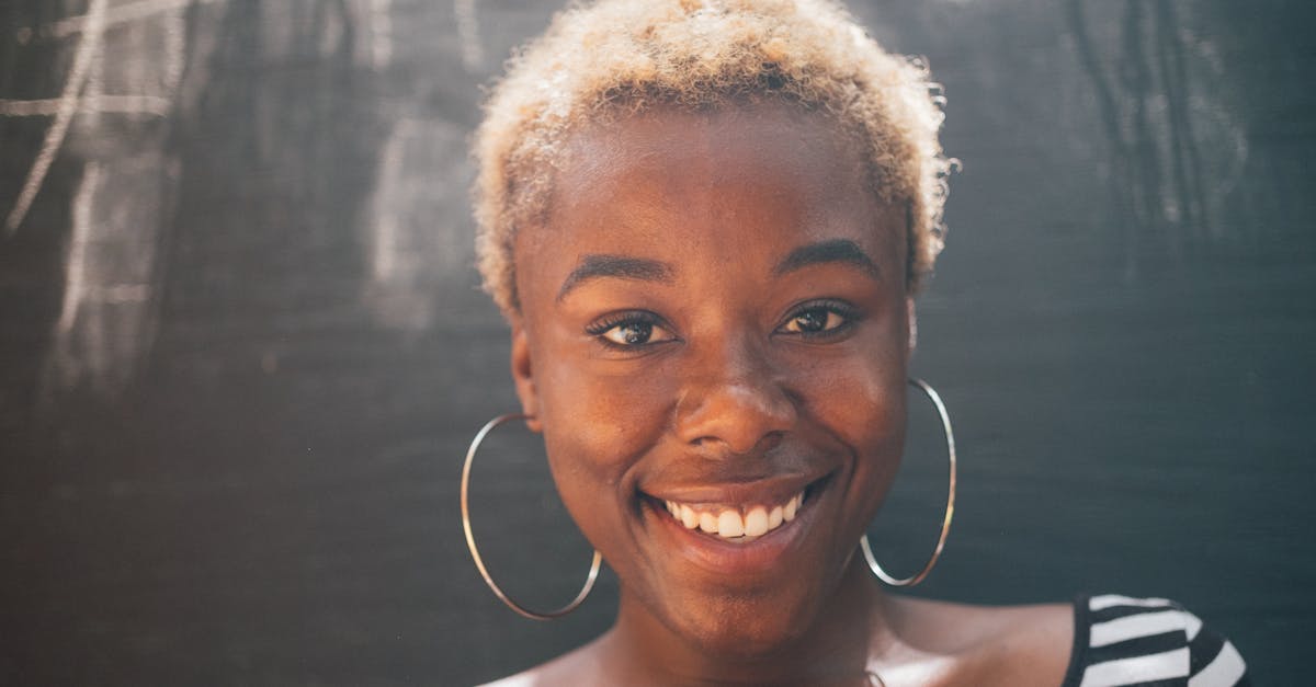 découvrez les dernières tendances en matière de coiffure courte. apprenez à sublimer vos cheveux courts avec des astuces de coiffage, des conseils d'entretien et des idées de styles pour chaque occasion. osez le changement et adoptez le look court qui vous correspond !