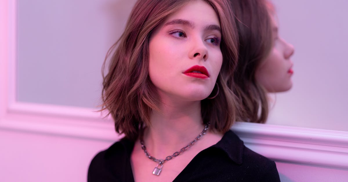 découvrez notre guide sur la coupe de cheveux courte en couches, un style moderne et dynamique qui apporte volume et mouvement à votre coiffure. idéal pour toutes les textures de cheveux, cette coupe élégante et facile à entretenir est parfaite pour un look chic au quotidien.