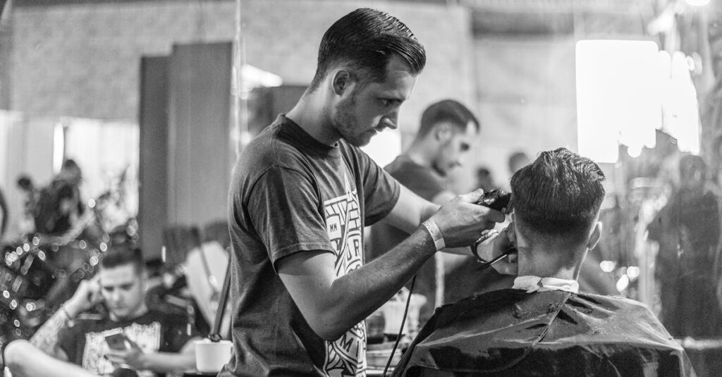 découvrez le titre 'short layered haircut', une coupe de cheveux courte et en couches qui apporte volume et texture à votre look. parfaite pour un style moderne et facile à entretenir, cette coiffure s'adapte à toutes les formes de visage. inspirez-vous et réservez votre prochaine coupe chez votre coiffeur !