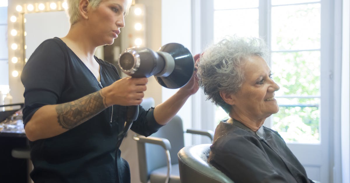 découvrez notre guide sur la coupe de cheveux courte en couches, une tendance moderne qui apporte volume et texture à votre coiffure. idéale pour un look frais et contemporain !