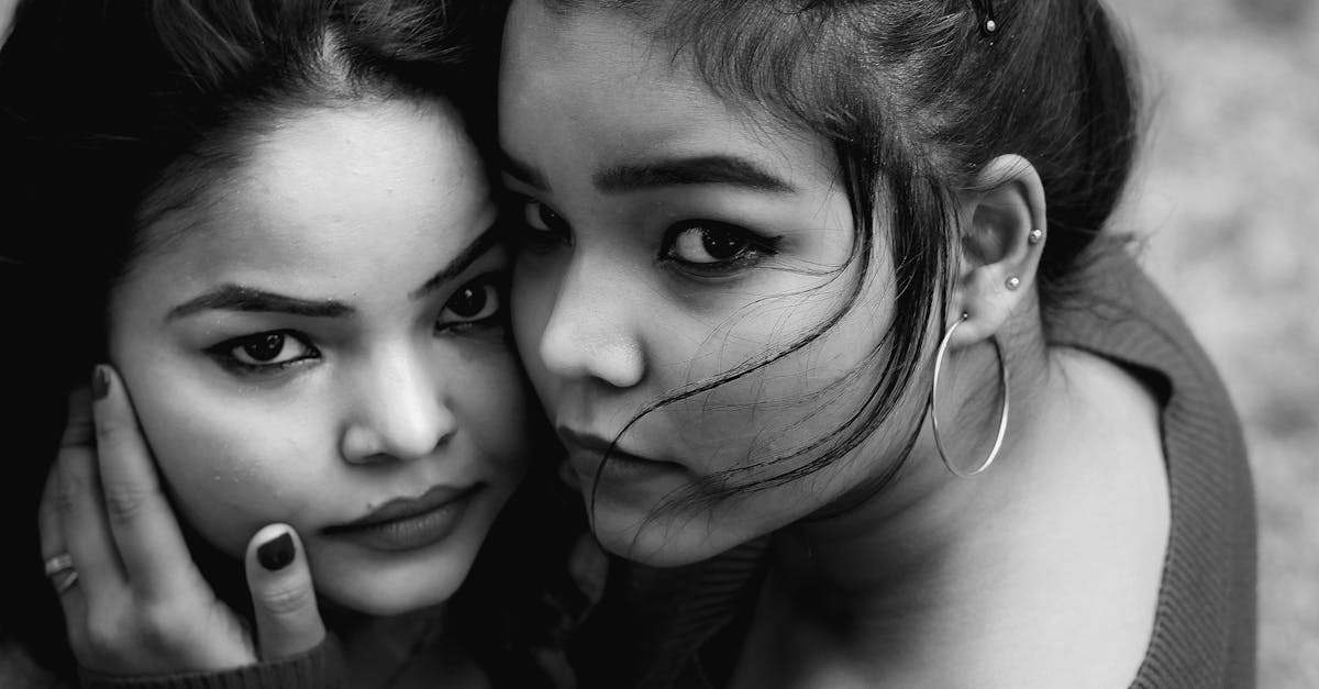 découvrez nos conseils et astuces pour le soin des cheveux épais. apprenez à gérer leur volume, à les coiffer facilement et à choisir les bons produits pour sublimer votre crinière. un guide indispensable pour révéler la beauté de vos cheveux épais.