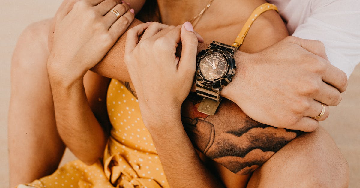 découvrez des idées originales et tendances de tatouages sur les cuisses. explorez notre galerie pour trouver l'inspiration parfaite pour votre prochain tatouage, que ce soit un design floral, tribal ou symbolique. exprimez votre personnalité avec un tatouage de cuisse unique et percutant.