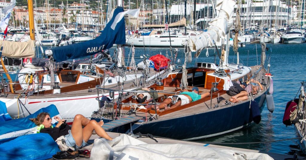 découvrez cannes, la célèbre ville de la côte d'azur, réputée pour son festival de cinéma, ses plages ensoleillées et son ambiance glamour. explorez ses boutiques de luxe, ses restaurants raffinés et son charme méditerranéen, pour des vacances inoubliables au cœur de la french riviera.