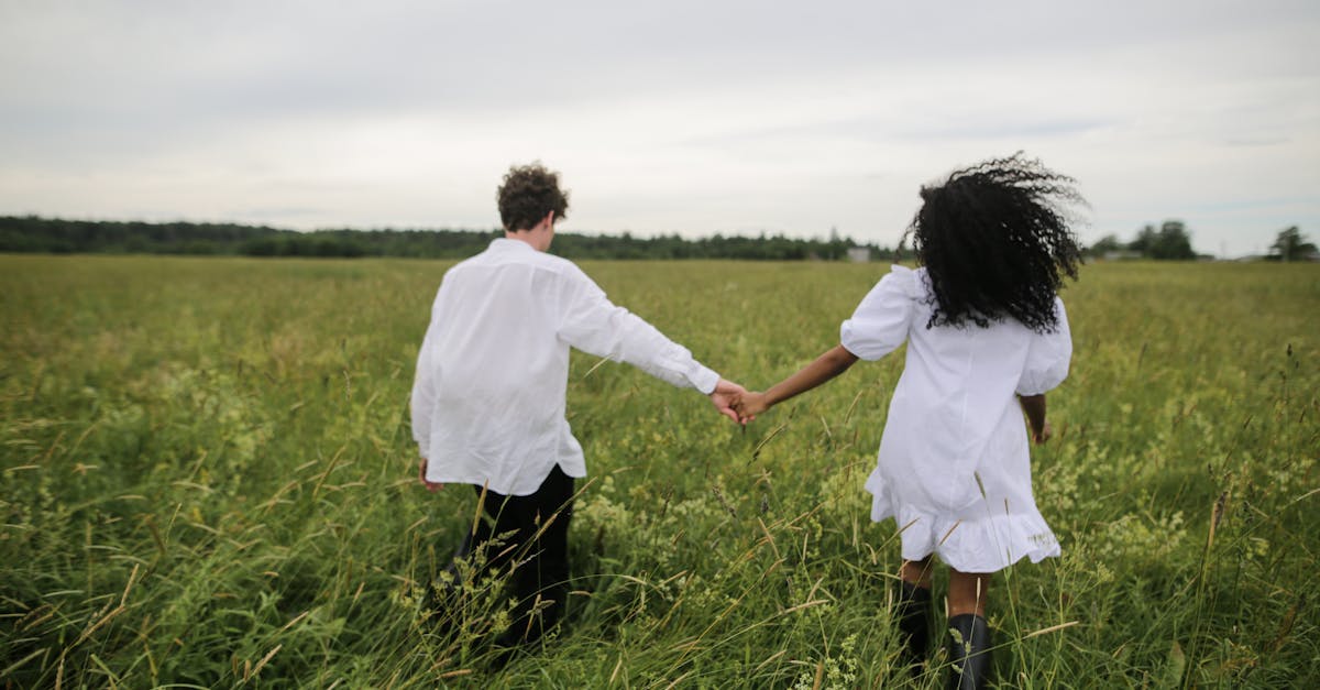 découvrez la magie de l'amour au cœur de la nature avec 'love is in the meadow', une invitation à explorer les plus belles histoires romantiques en plein air. plongez dans un univers bucolique où sentiments et authenticité se rencontrent.