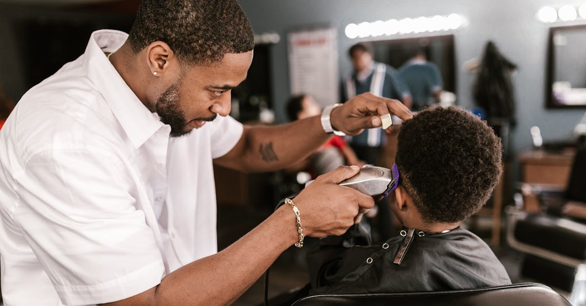 découvrez les meilleures idées de coupes courtes pour femmes et hommes. inspirez-vous des tendances, conseils et styles adaptés à toutes les formes de visage pour un look moderne et facile à entretenir.
