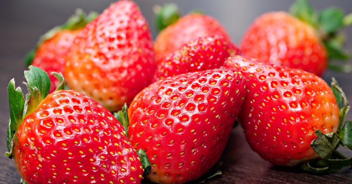 découvrez ce que signifie 'strawberry legs', ses causes courantes et les meilleures astuces pour prévenir et traiter l'apparence des points noirs sur les jambes pour une peau lisse et éclatante.