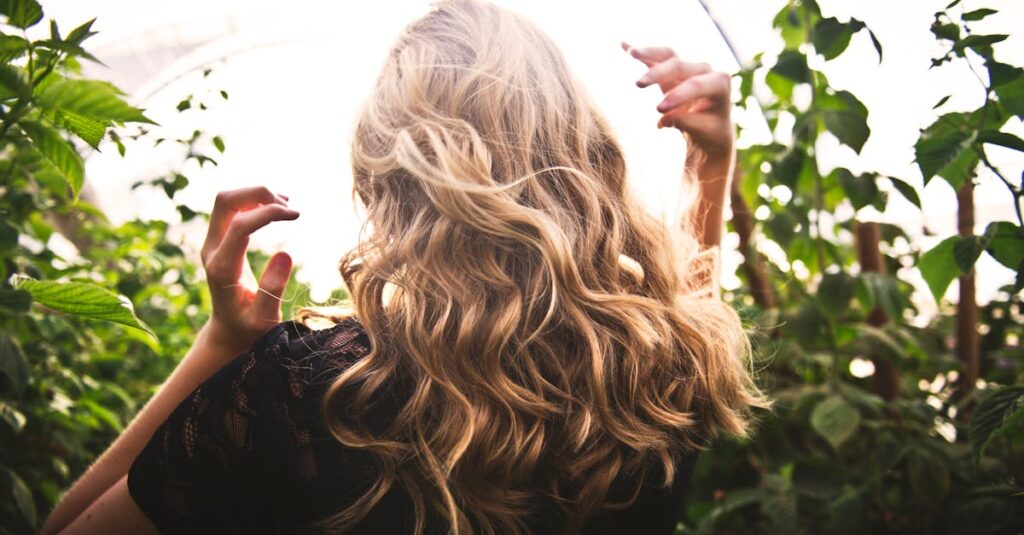 découvrez tout ce qu'il faut savoir sur la couleur blonde : conseils, tendances capillaires, entretiens et inspirations de coiffure pour adopter ou sublimer vos cheveux blond.