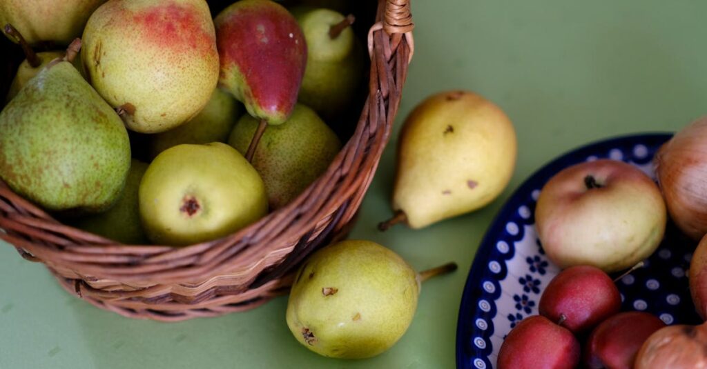 découvrez les équivalences de mesure en cuisine : convertissez facilement grammes, millilitres, tasses, cuillères et onces pour réussir toutes vos recettes sans erreur !
