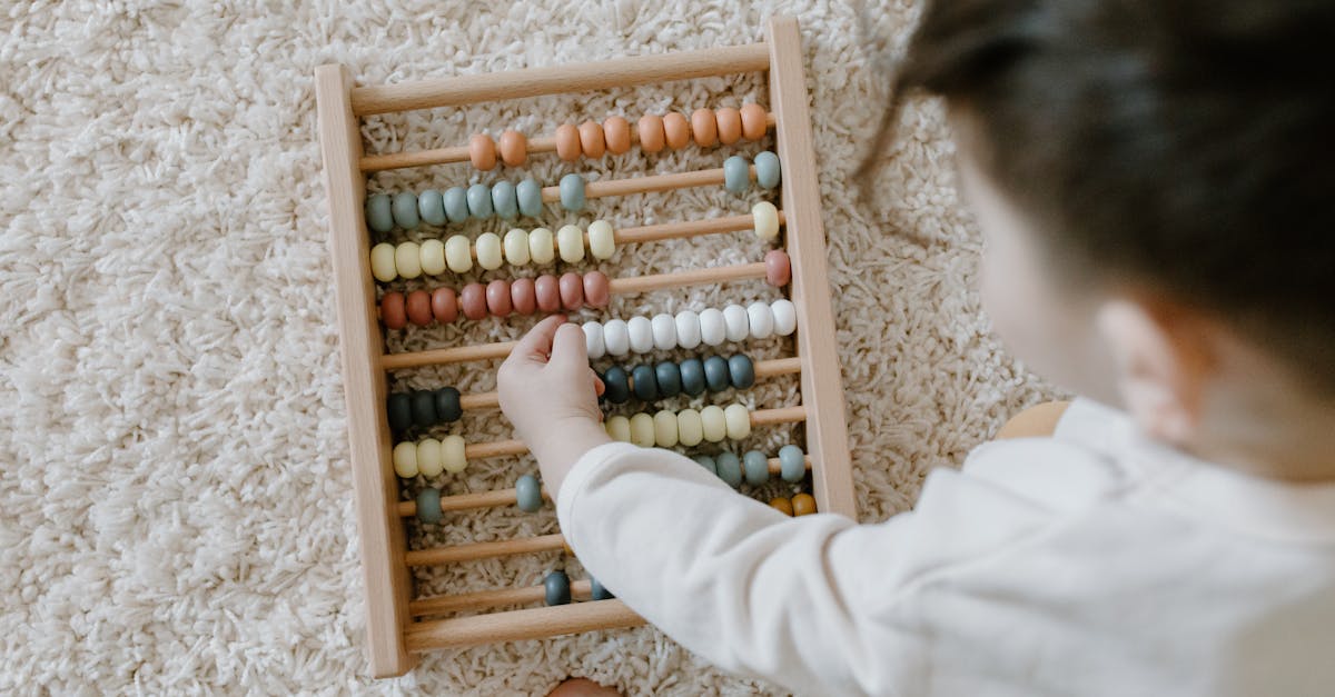 découvrez comment la vision de bébé se développe au fil des premiers mois, les étapes clés à surveiller et les conseils pour stimuler son éveil visuel.