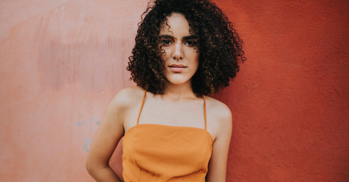 découvrez tous nos conseils, astuces et produits recommandés pour sublimer, entretenir et coiffer vos cheveux bouclés, quelle que soit leur texture !
