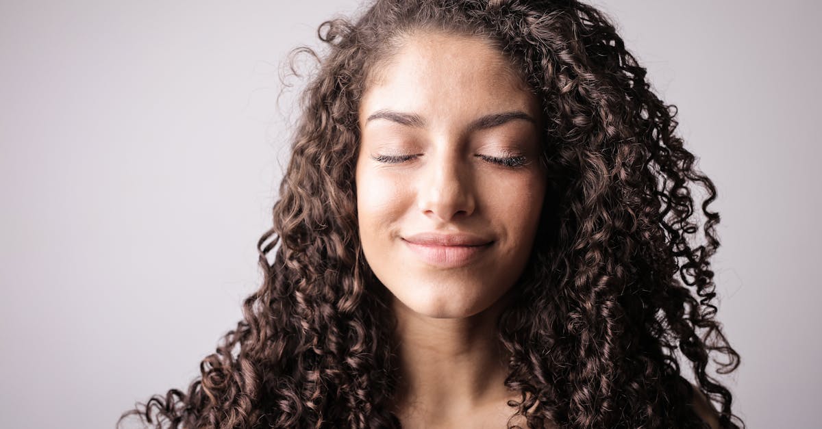 découvrez tous nos conseils, astuces et produits incontournables pour prendre soin de vos cheveux bouclés. obtenez des boucles définies, brillantes et en pleine santé grâce à nos recommandations sur l'entretien des curly hair !