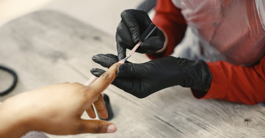 découvrez tout ce qu'il faut savoir sur les ongles en gel : avantages, pose, entretien et inspirations pour des mains impeccables et une manucure longue tenue.
