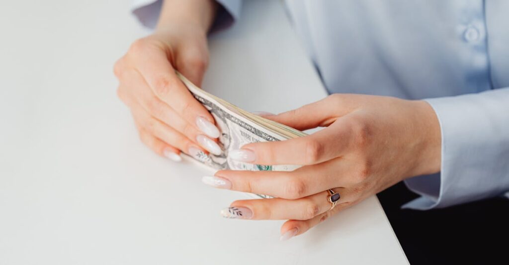 découvrez tout ce qu'il faut savoir sur le salaire minimum : définition, évolution, réglementation en france et impact sur les travailleurs et l'économie.