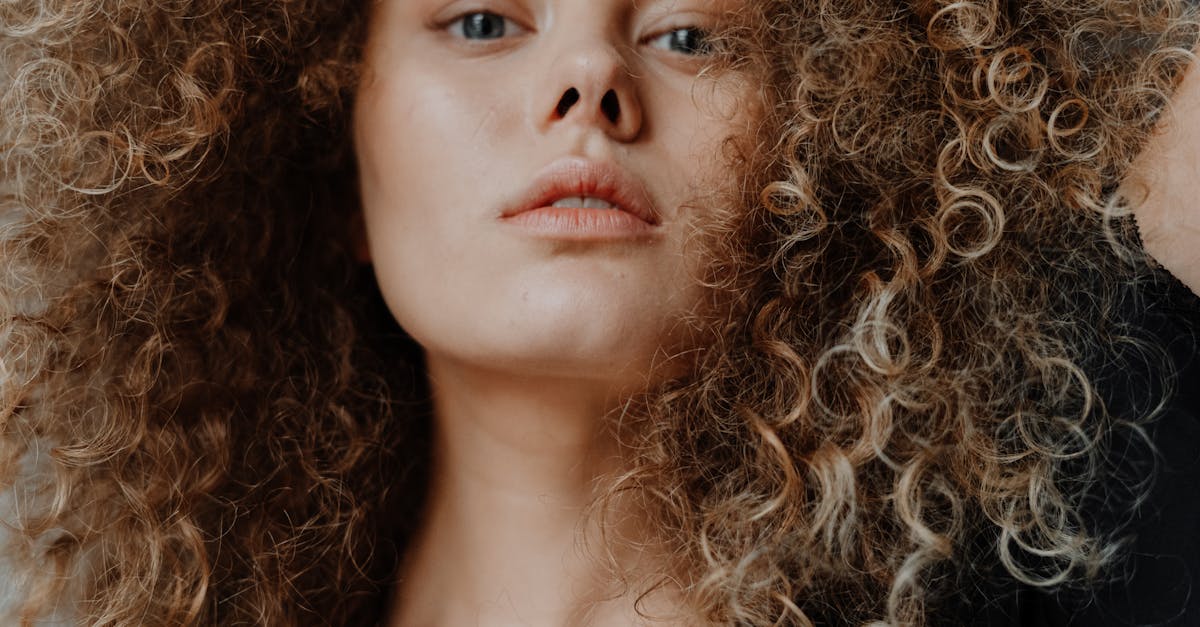 découvrez les meilleures idées de coiffures courtes et bouclées pour sublimer vos cheveux. inspirez-vous des tendances 2024 pour adopter un look stylé et facile à entretenir !