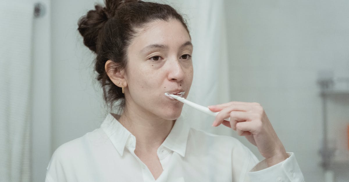 découvrez nos solutions efficaces de whitening pour illuminer votre sourire et retrouver des dents blanches et éclatantes, en toute sécurité à la maison ou en cabinet.