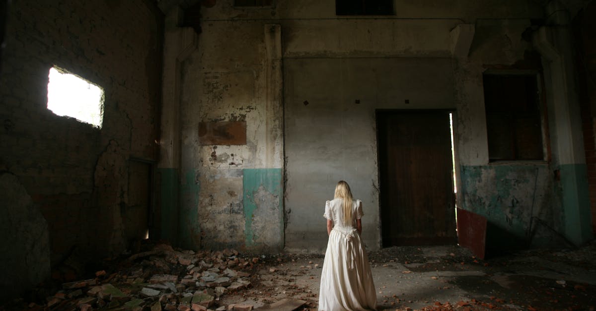 découvrez notre sélection de cheveux blond cendré foncé, alliant élégance naturelle et style sophistiqué pour un look moderne et lumineux.