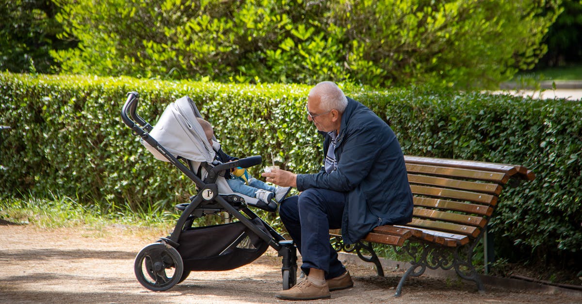 découvrez quand et comment votre bébé commence à se retourner, un jalon clé dans son développement moteur.