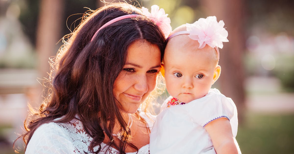 découvrez les étapes importantes du bébé qui se retourne pour la première fois, un moment clé dans son développement moteur.