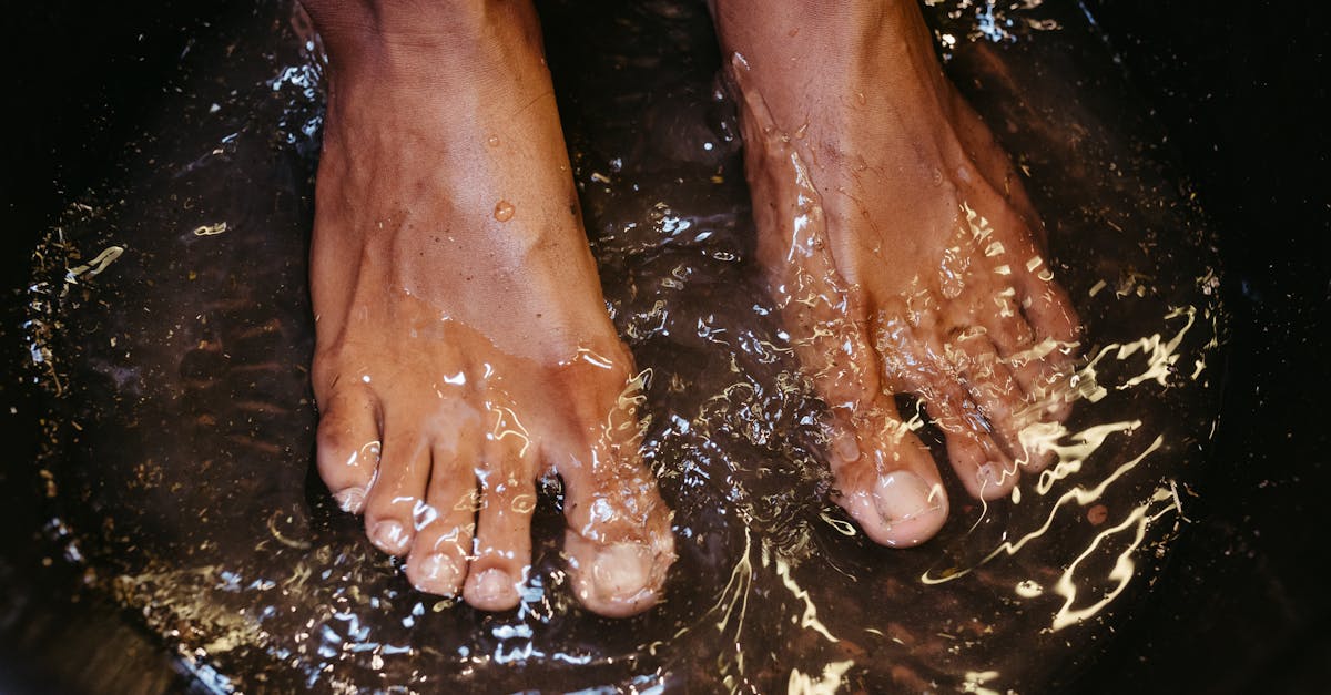 découvrez les bienfaits d'un bain de pieds au bicarbonate de soude pour soulager la fatigue, adoucir la peau et éliminer les odeurs désagréables.