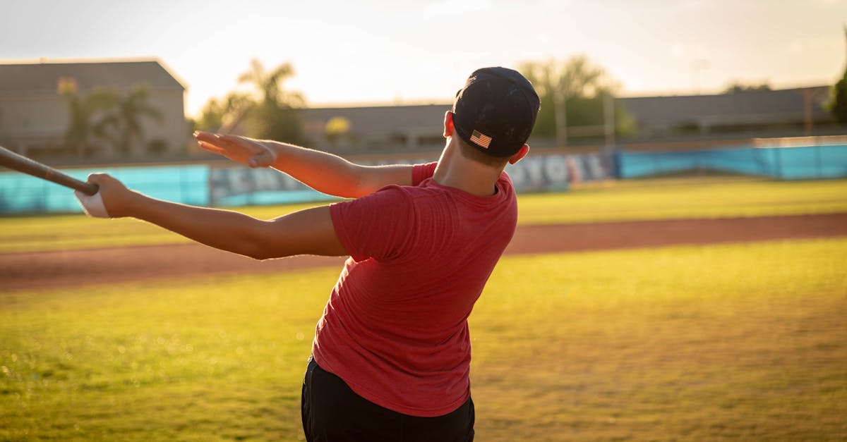 découvrez des exercices efficaces pour tonifier et raffermir vos bras, ciblant spécifiquement les 'bat wings' afin de retrouver des bras toniques et sculptés.