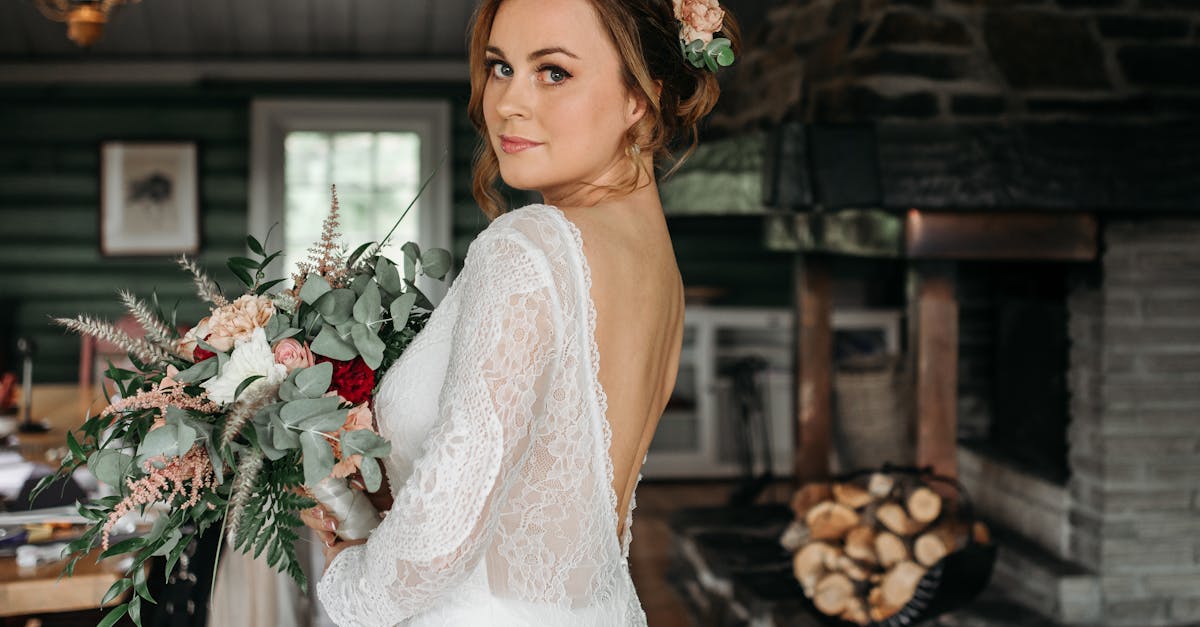 découvrez nos coiffures de mariage élégantes et tendance pour sublimer votre journée spéciale avec style et raffinement.