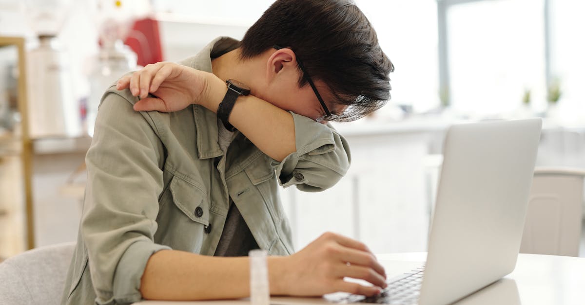 découvrez les causes, symptômes et traitements de la toux. apprenez quand consulter un médecin et comment soulager efficacement la toux chez l’adulte et l’enfant.