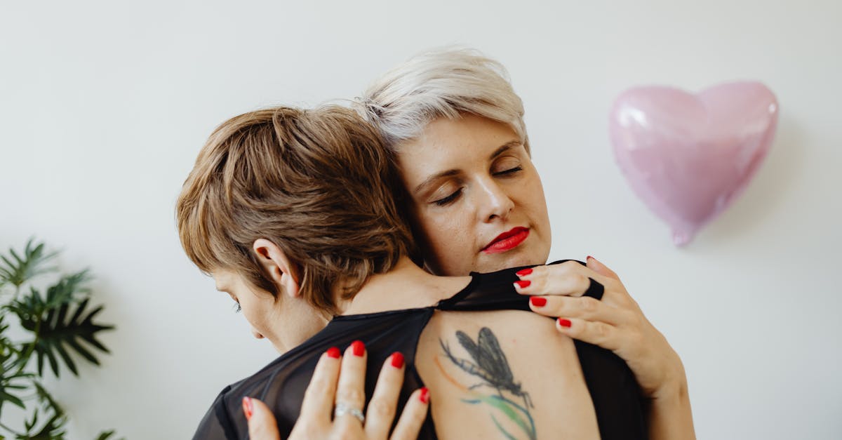 découvrez notre sélection d'astuces et conseils pour sublimer les ongles courts avec style et élégance.