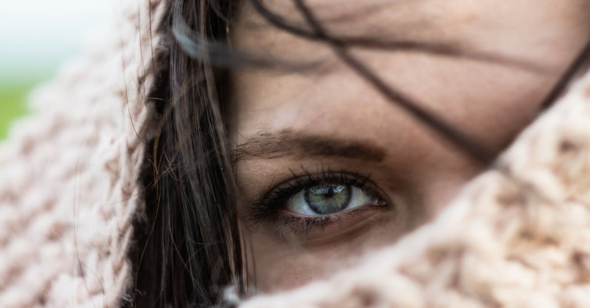 découvrez des idées et conseils élégants pour un maquillage des yeux marron, mettant en valeur votre regard avec des tons chauds et naturels.