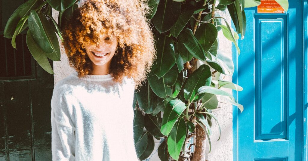 découvrez nos conseils et astuces pour entretenir et sublimer les cheveux bouclés, afin d'obtenir des boucles définies, brillantes et en pleine santé.