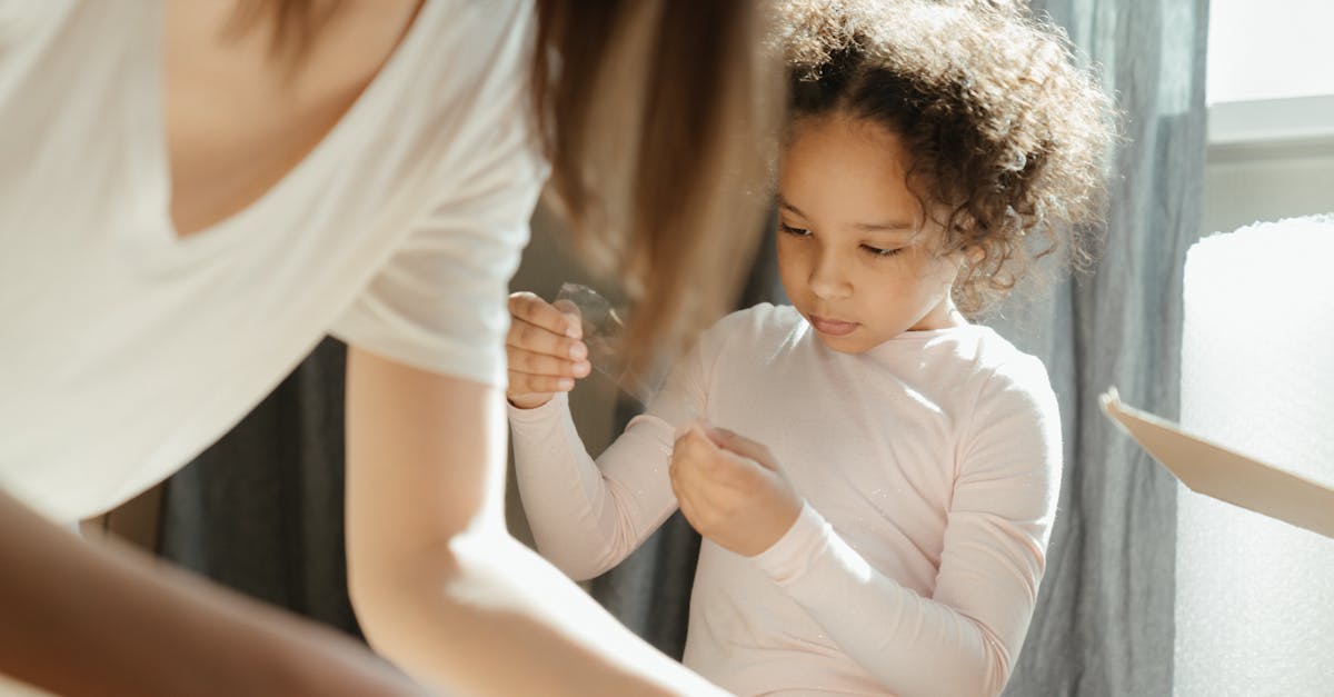 conseils et astuces pour prendre soin des cheveux bouclés, les hydrater et les styliser naturellement pour des boucles définies et en pleine santé.