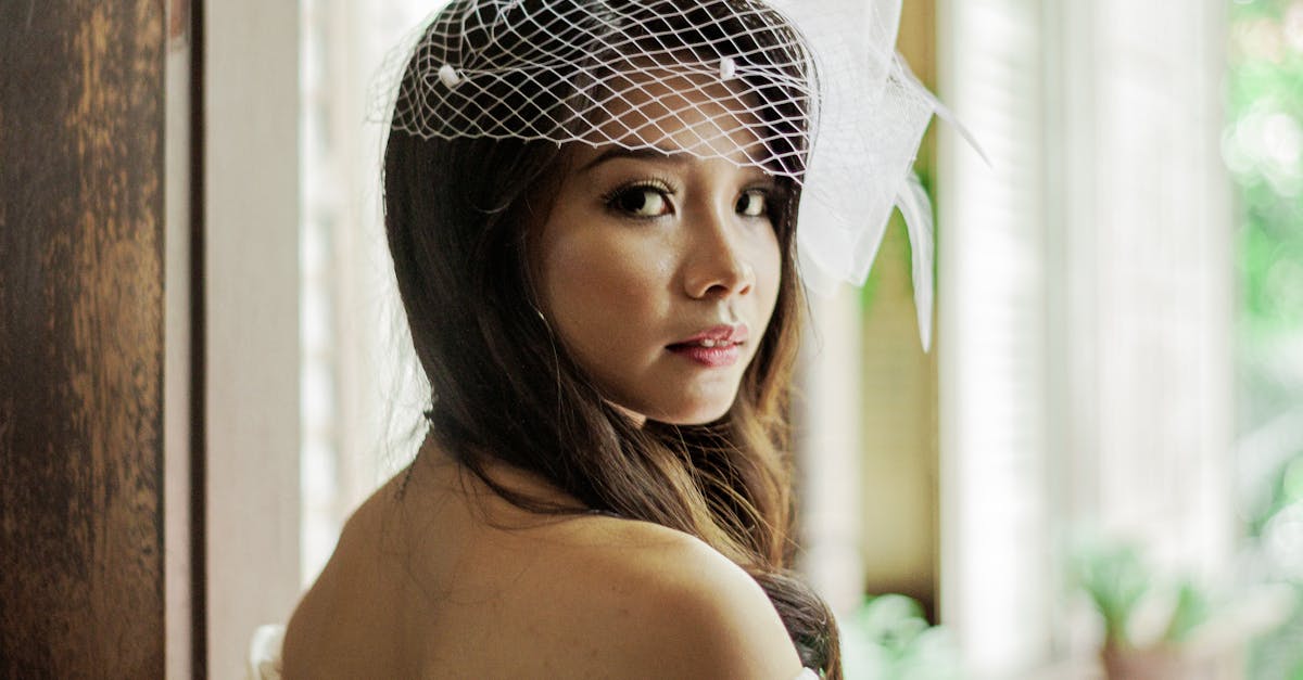 découvrez nos coiffures de mariage élégantes spécialement conçues pour les cheveux mi-longs, alliant style et raffinement pour votre journée spéciale.