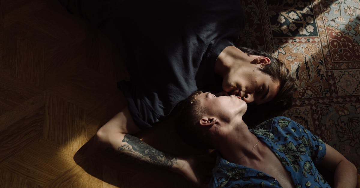 découvrez le tatouage fleur-de-lys, un symbole d'élégance et d'histoire, parfait pour exprimer votre style unique et votre héritage.