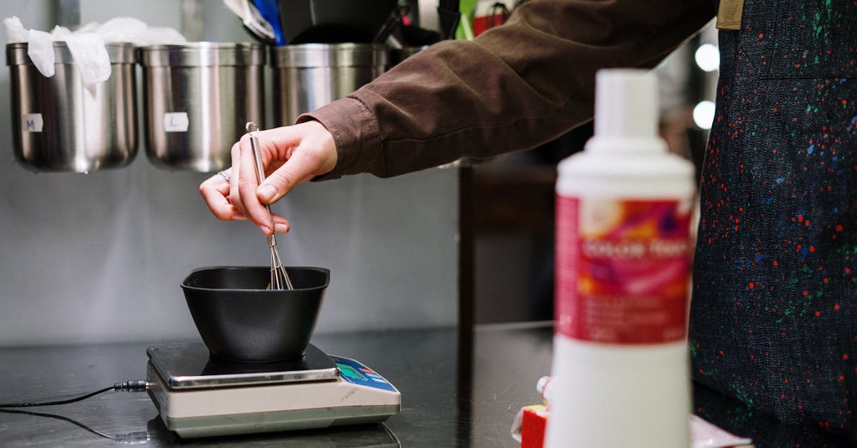 découvrez des astuces et conseils pour sublimer vos cheveux avec la coloration après 50 ans, en mettant en valeur votre élégance naturelle.