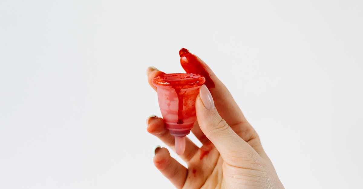 découvrez des méthodes sûres et naturelles pour induire vos règles, ainsi que des conseils médicaux pour gérer votre cycle menstruel efficacement.