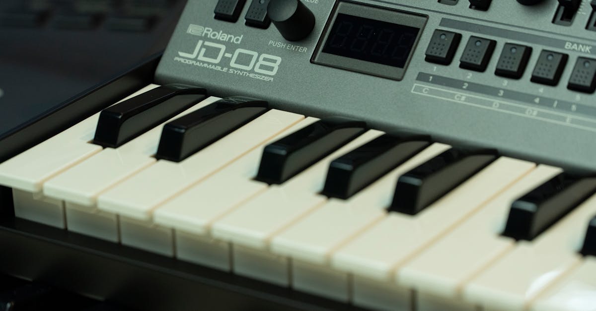 découvrez les moments marquants de laeticia hallyday lors de roland garros, entre passion pour le tennis et soutien inconditionnel.