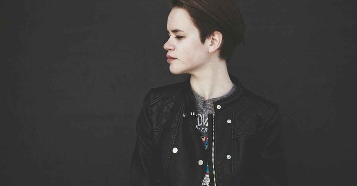 découvrez nos inspirations et conseils pour adopter une coupe de cheveux courte tendance et stylée, idéale pour sublimer votre look au quotidien.