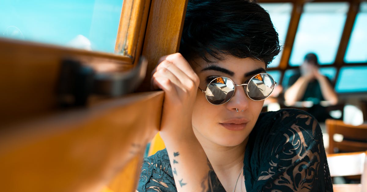 découvrez les meilleures coiffures courtes tendance pour un look moderne et élégant. inspirez-vous de nos idées et conseils pour sublimer vos cheveux courts.