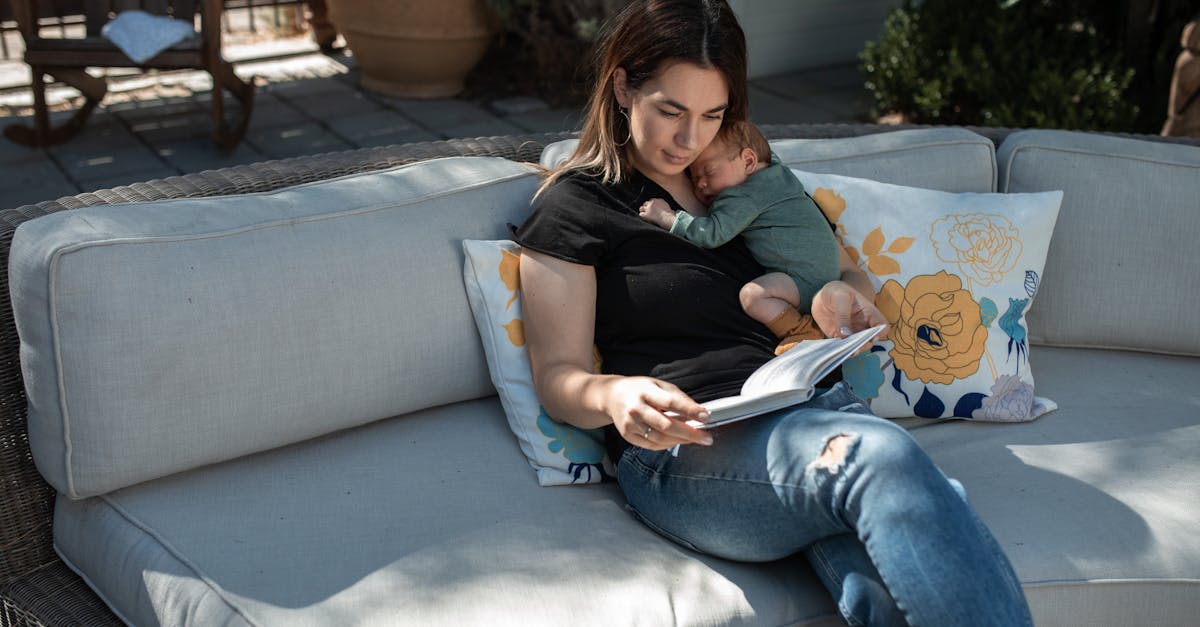 découvrez tout ce qu'il faut savoir sur les pertes vaginales pendant la grossesse : types, causes normales et signes d'alerte pour assurer votre santé et celle de bébé.