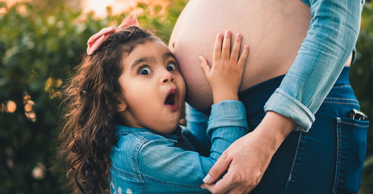 découvrez tout ce qu'il faut savoir sur les pertes vaginales pendant la grossesse : causes, types, et quand consulter un médecin pour assurer une grossesse en bonne santé.