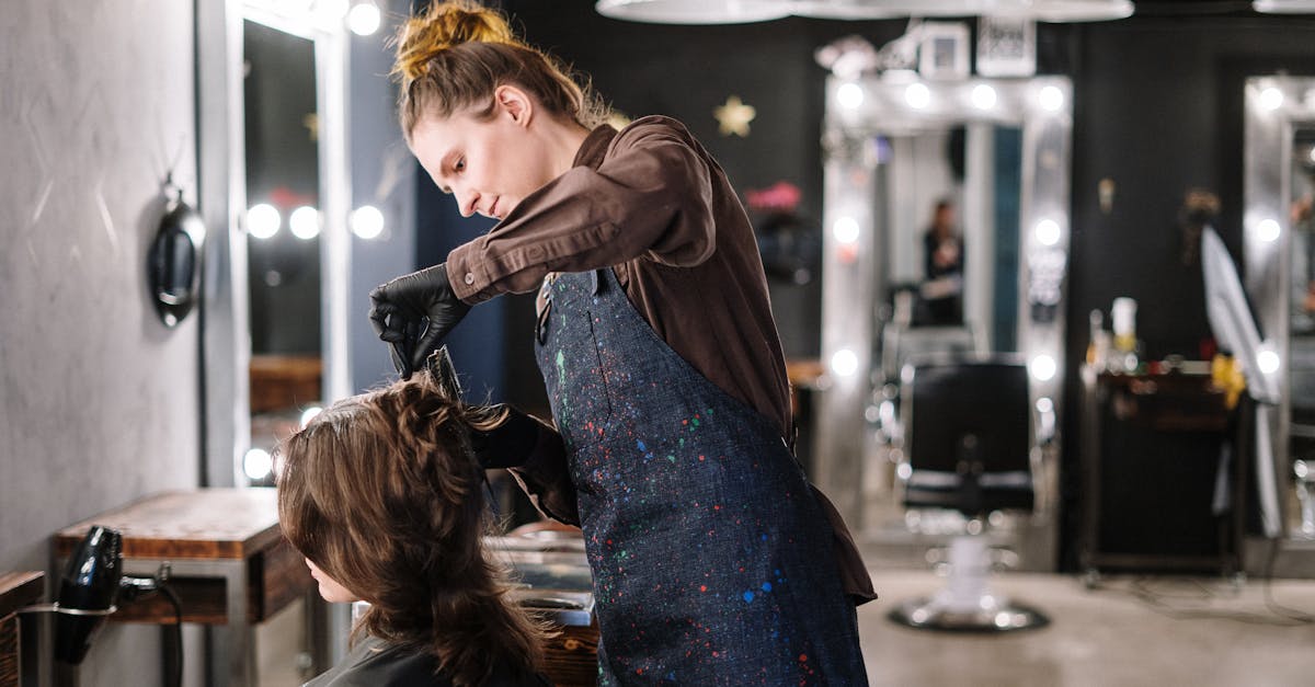 découvrez nos conseils et tendances de coloration capillaire pour les plus de 50 ans, afin de sublimer votre style avec élégance et modernité.