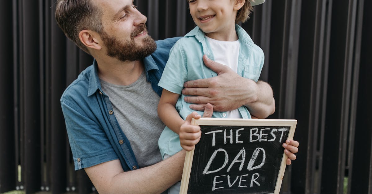 découvrez les signes révélateurs d'un homme amoureux et apprenez à reconnaître ses sentiments profonds à travers ses gestes et son comportement.